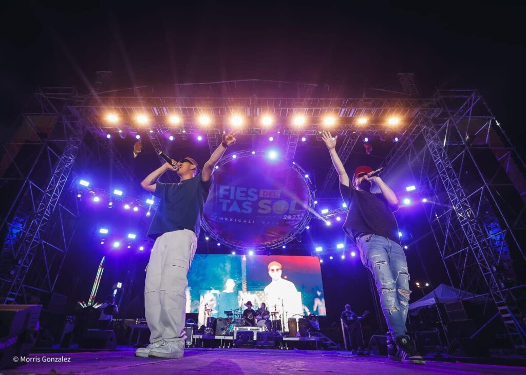 QUIENES SOMOS Los Califunkers en vivo en Fiestas del Sol 2023, interpretando hip hop mexicano con su inconfundible estilo urbano y fusión de ritmos.