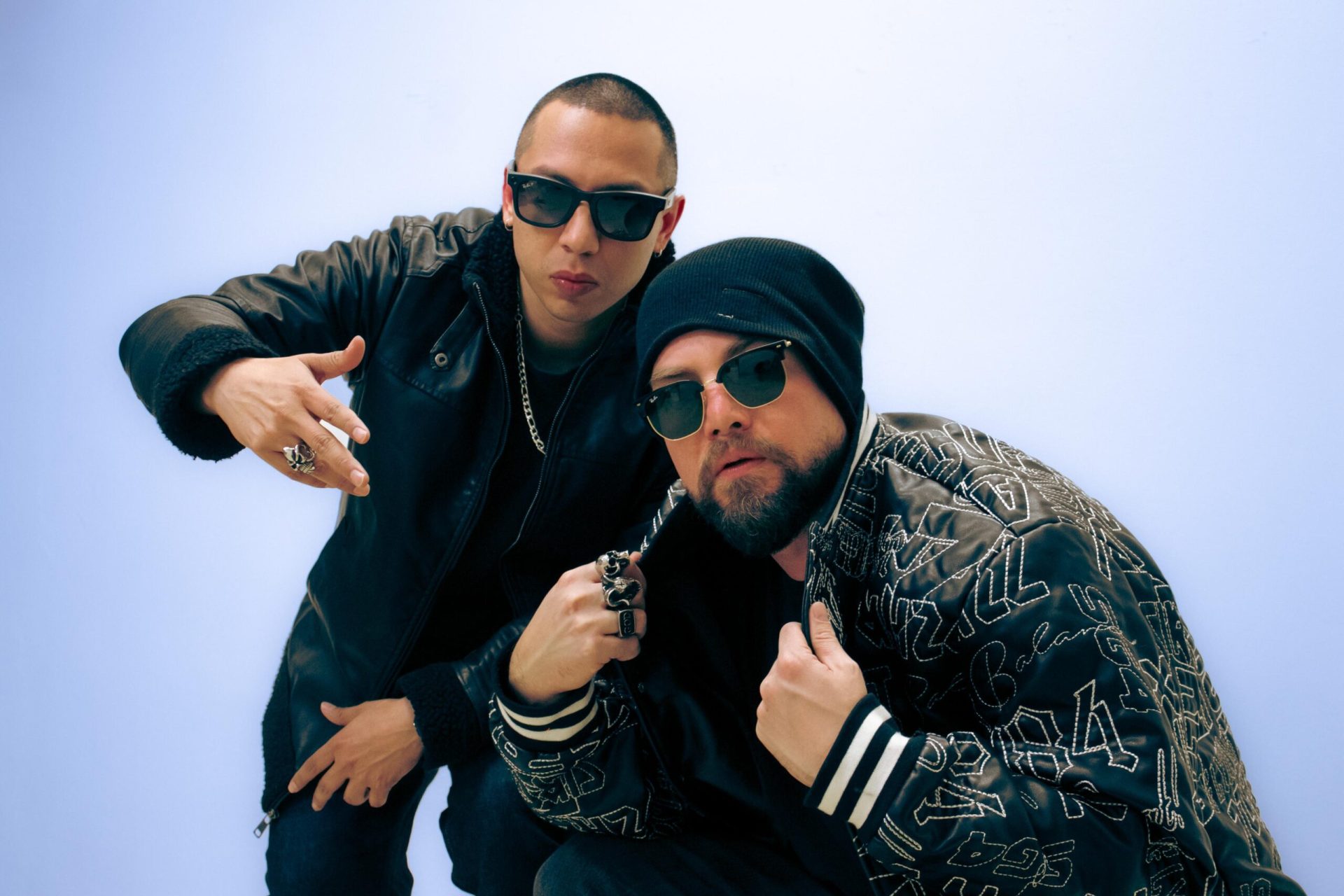 Gustavo Siono y Jota Ele de Los Califunkers, grupo de hip hop mexicano, en el escenario.